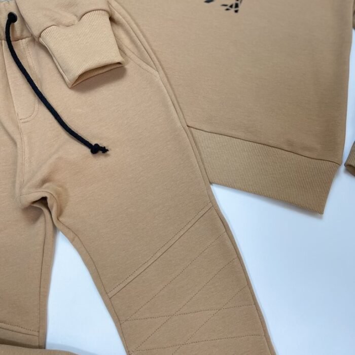 Camel dino komplektas stilingiems vaikams. Patogus, stilingas ir praktiškas. Pašiltinto trikotažo