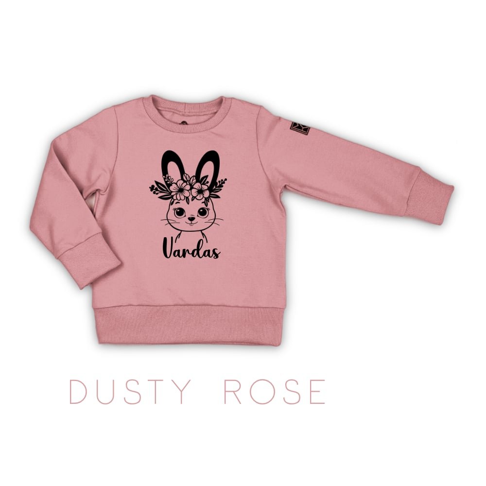 flower bunny zuikio džemperis su vardu dusty rose Džemperis su zuikiu, dekoruotas gelemis. Džemperis su zuikiu ir vardu